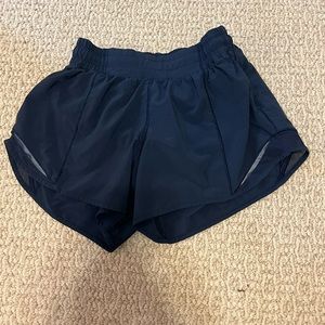 Lululemon Hotty Hot High-Rise Lined short
Size 4